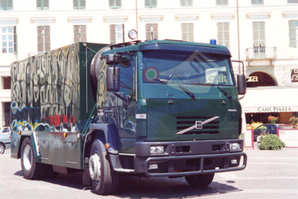 2001 VOLVO FL250
